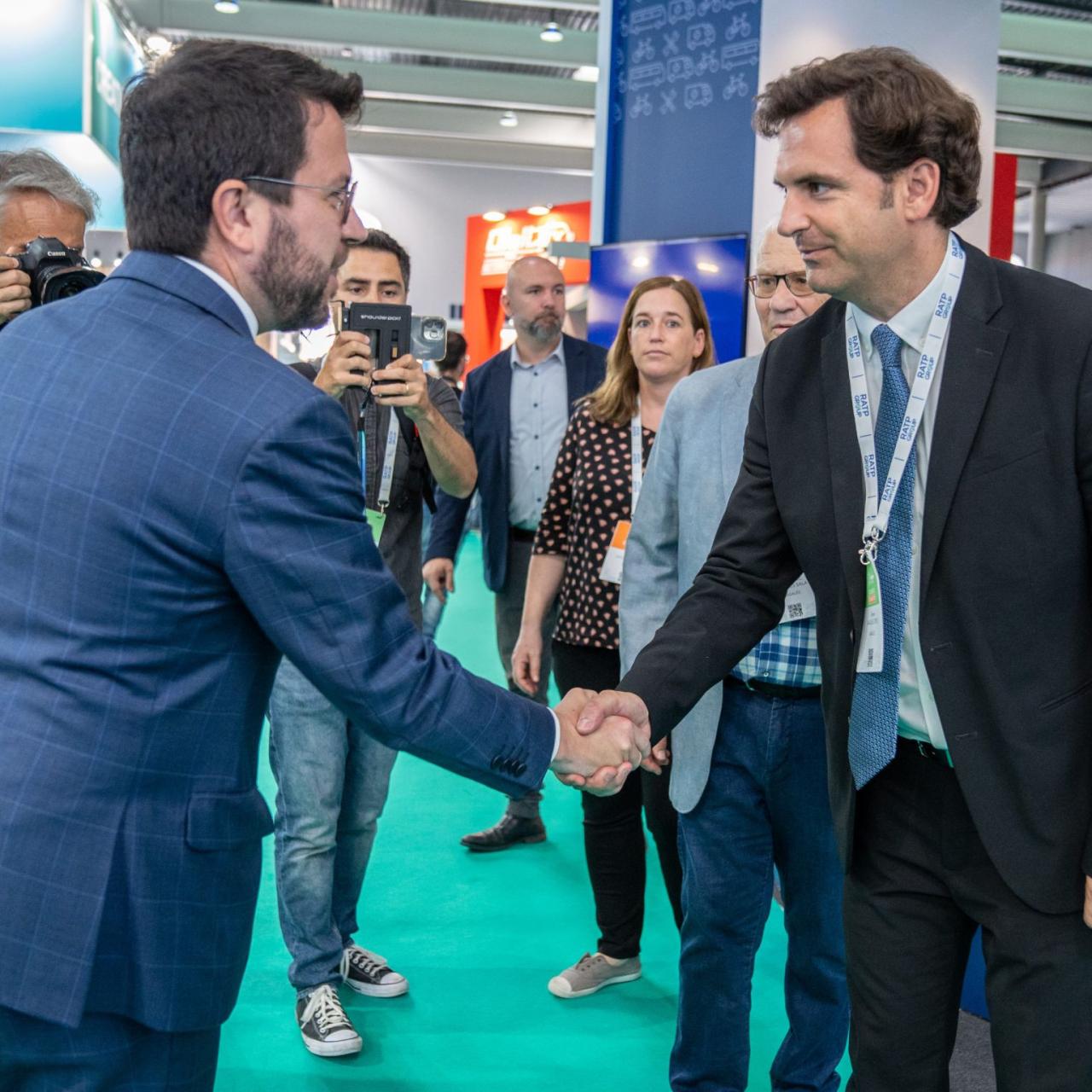 Ramon Sagalés (d), saludando al 'president' Pere Aragonès (ERC) en una feria