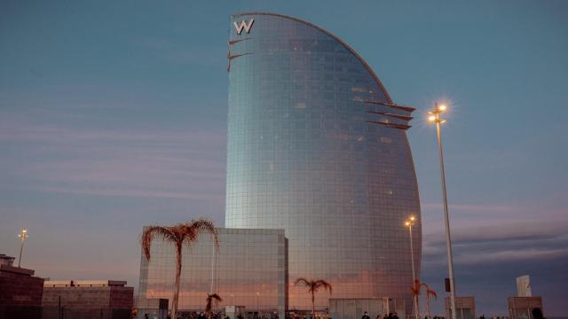 Amanecer con cielos despejados en las playas de Barcelona