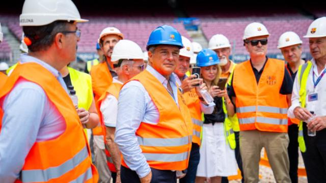 Laporta visita las obras del Cam Nou