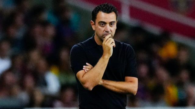 Xavi Hernández observa atentamente el Barça-Sevilla