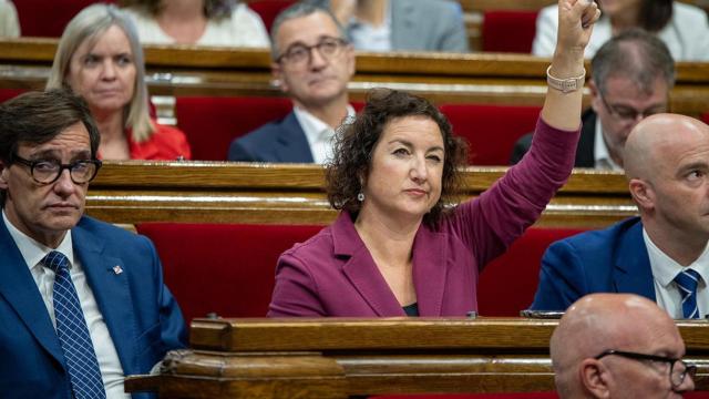 La portavoz del PSC en el Parlament, Alicia Romero (c), votando durante el debate de política general junto a Salvador Illa