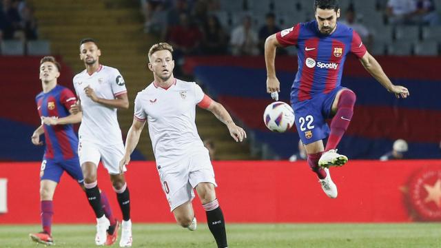 Gundogan controla el balón ante Rakitic