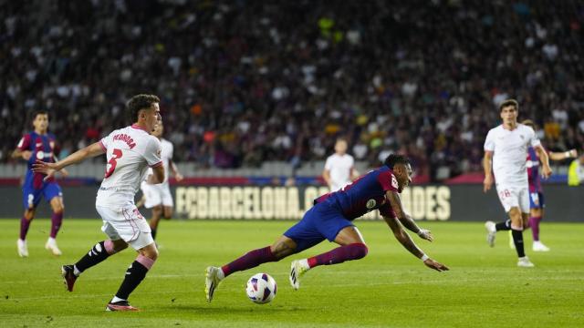 Raphinha cae al suelo tras una entrada de Pedrosa