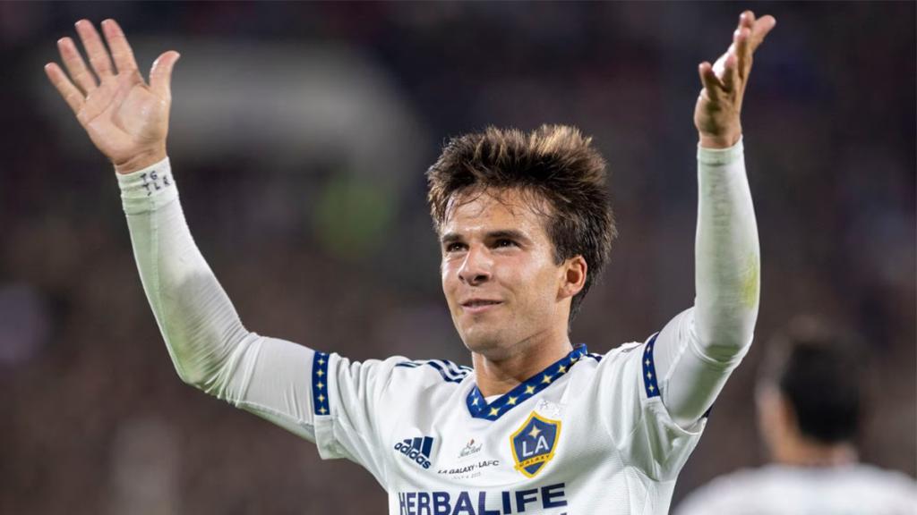 Riqui Puig, celebrando un gol con Los Angeles Galaxy