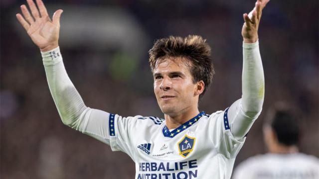 Riqui Puig, celebrando un gol con Los Angeles Galaxy