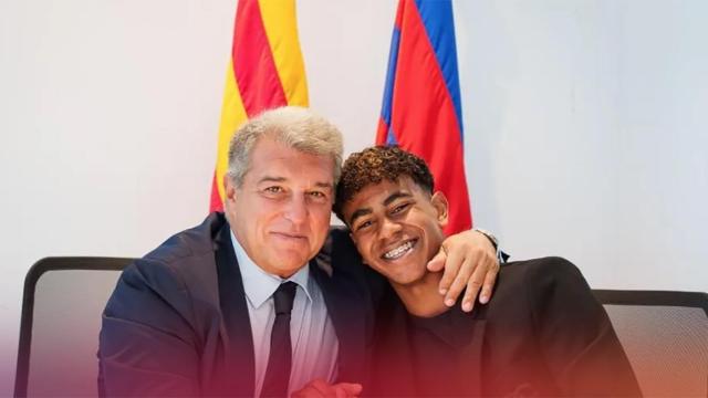 Joan Laporta y Lamine Yamal, durante la renovación de contrato