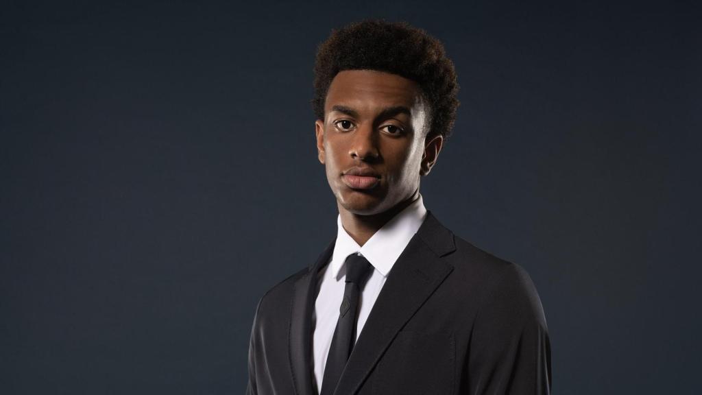 Alejandro Balde, vestido con un traje de la marca Herno