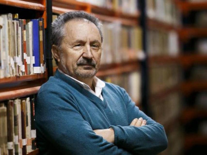 Abelardo Linares en la sede de su editorial en Sevilla