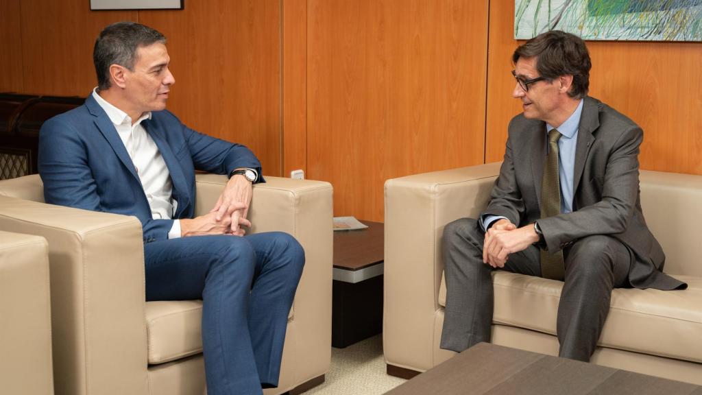El presidente del Gobierno en funciones y secretario general del PSOE, Pedro Sánchez, en una reunión con el primer secretario del PSC, Salvador Illa, en la sede del PSOE en la calle Ferraz (Madrid).