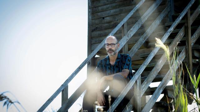 Gabi Martínez, autor de 'Delta', en un mirador en la isla de Buda / IVAN GIMÉNEZ