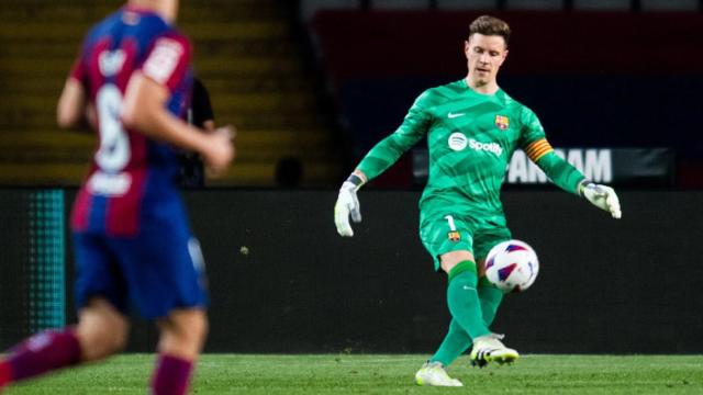 Ter Stegen da un pase largo en el partido del Barça contra el Sevilla