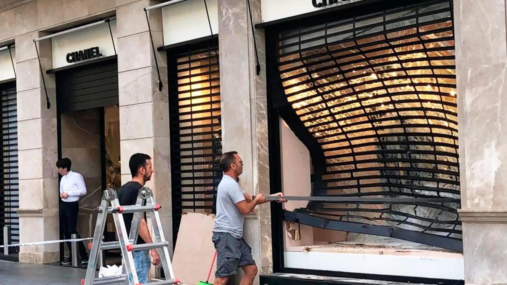 Dos operarios limpian la 'boutique' de Chanel alunizada por los cacos