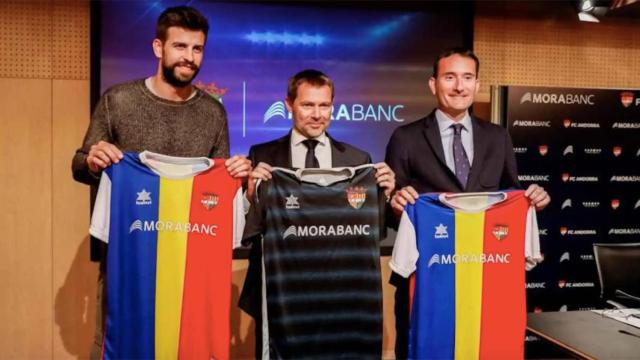 Gerard Piqué, posando con la camiseta del Andorra