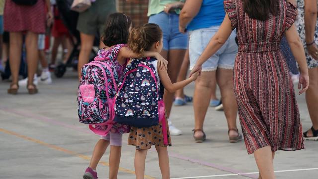Alumnos se incorporan a su primer día de colegio