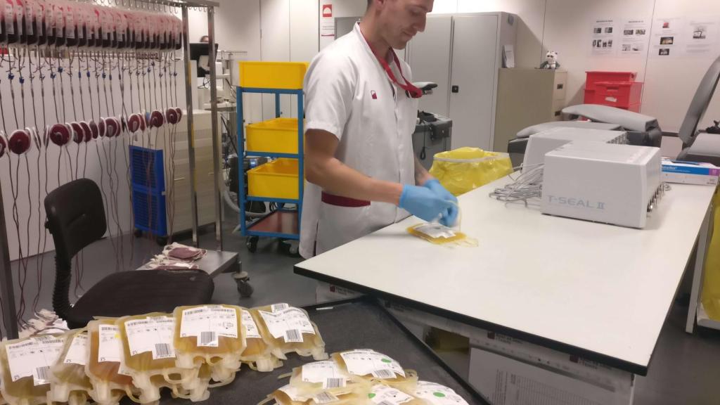 Un trabajador del Banco de Sangre y Tejidos