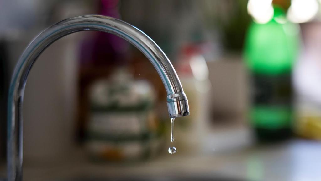 Imagen de un grifo de agua, el servicio que el Govern garantiza en Cataluña