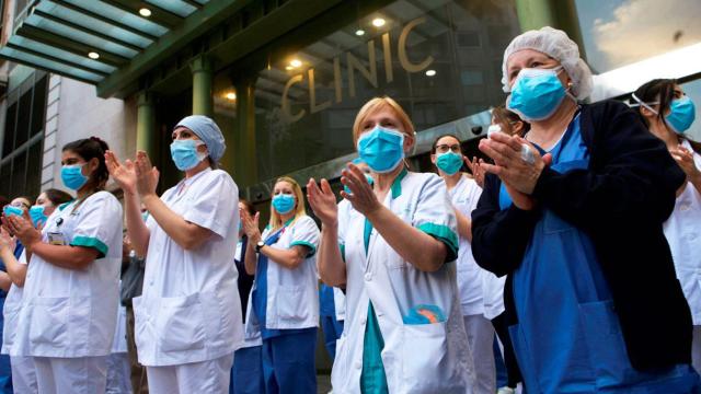 Médicos y otro personal sanitario en el Hospital Clínic Barcelona