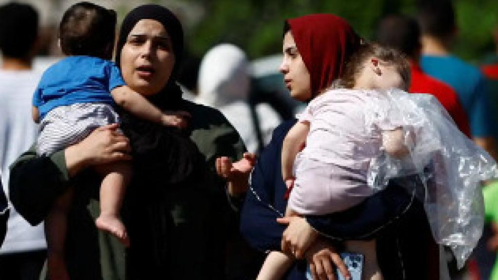 Mujeres con sus hijos en brazos en Gaza
