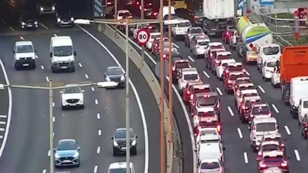 Tráfico de coches en la ronda de Dalt de Barcelona