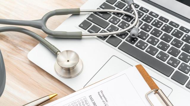 Estetoscopio sobre un portátil