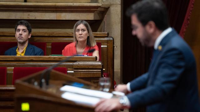 El portavoz de los comuns en el Parlament, David Cid y la presidenta de los comuns en el Parlament, Jéssica Albiach