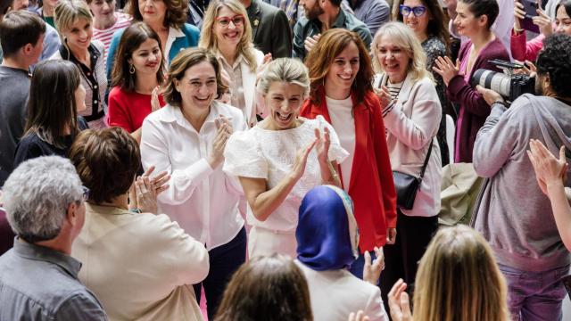 Yolanda Díaz con Ada Colau (i) y Mónica García (d)