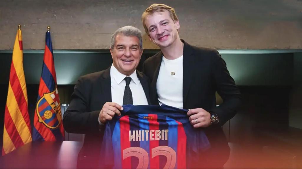 Laporta, juntament amb un representant de Whitebit, en la signatura de l'acord de patrocini