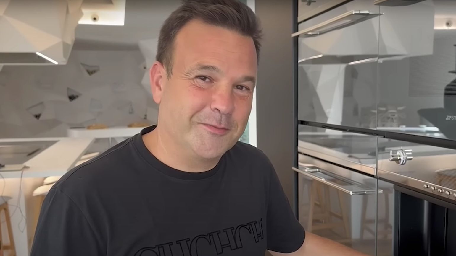 Jose Rodea José Elías se rodea de 'youtubers' para enseñar cómo vive un millonario
