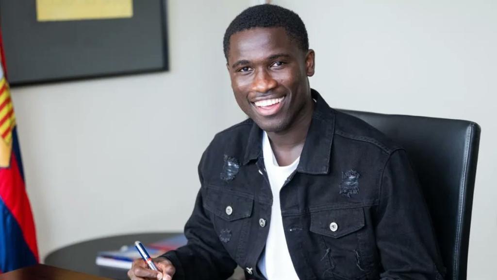 Mbacke, en la seva signatura oficial amb el Barça B