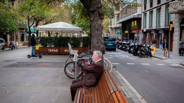 Imagen de una persona mayor en un banco de Barcelona