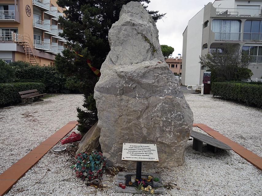Un monolito en la playa de la localidad costera rinde homenaje a los miles de españoles recluidos el campo de internamiento de Argelès-sur-Mer