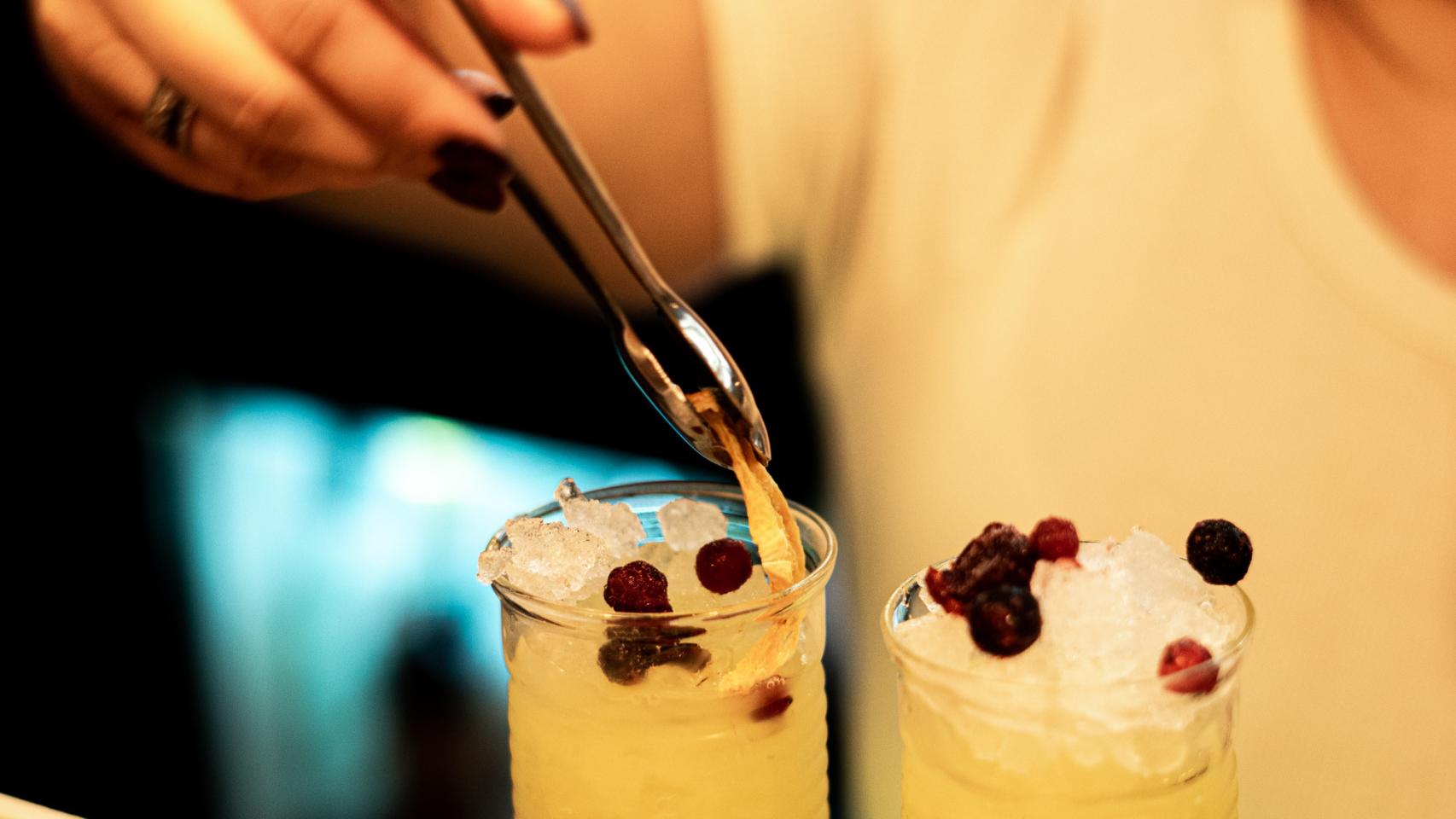 Cócteles en una imagen de archivo