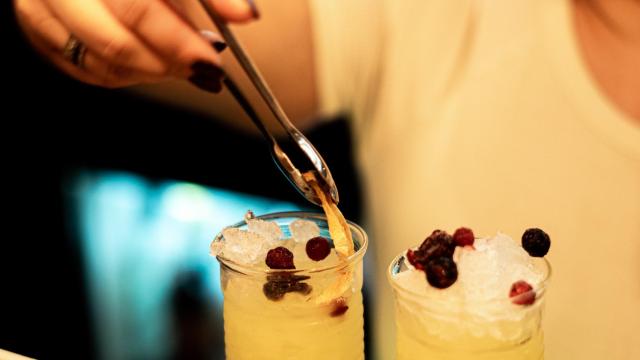 Cócteles en una imagen de archivo