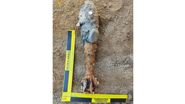 La Guardia Civil destruye una granada de mortero de la Guerra Civil encontrada en la Platja Llarga de Tarragona