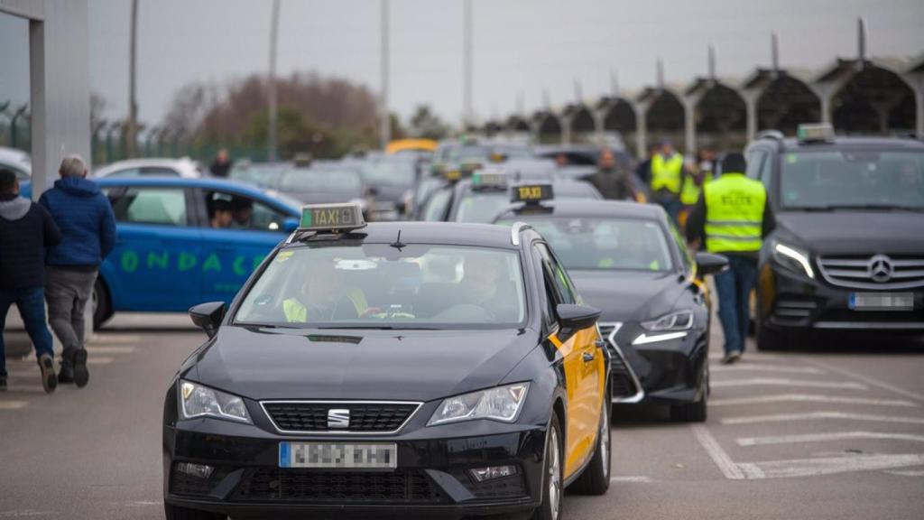 Taxis de Barcelona, en la llamada 'parrilla' del Aeropuerto Josep Tarradellas Barcelona-El Prat