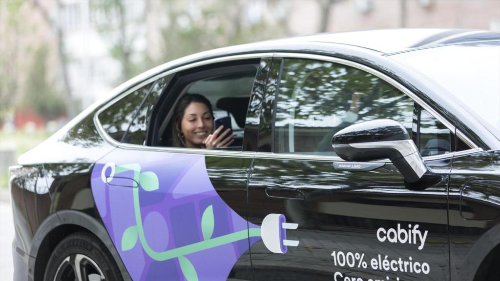Un vehículo de Cabify con una pasajera en Barcelona
