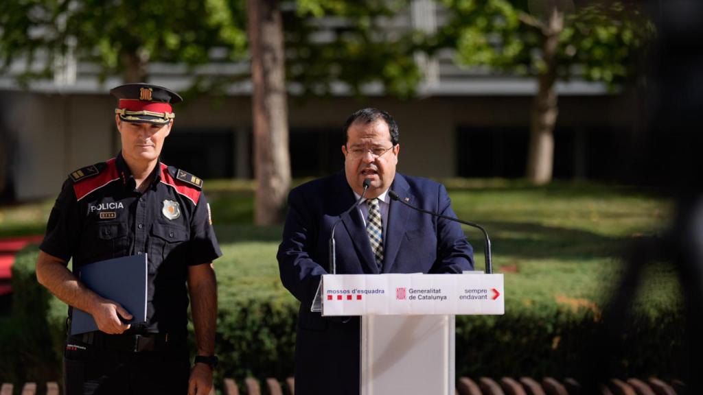 El entonces 'conseller' de Interior, Joan Ignasi Elena, junto a Eduard Sallent, en una imagen de archivo