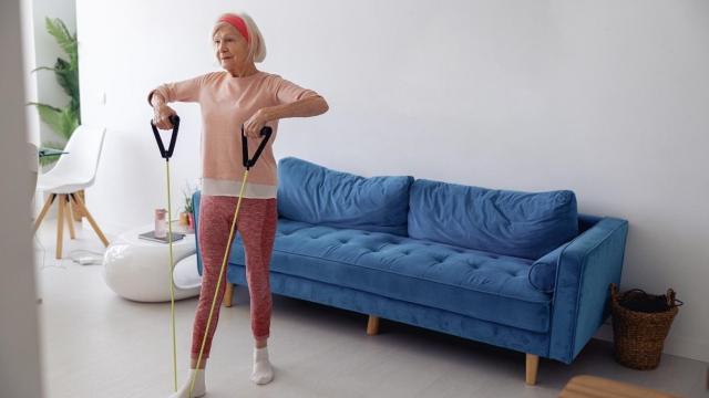 Una mujer realiza ejercicio físico en casa