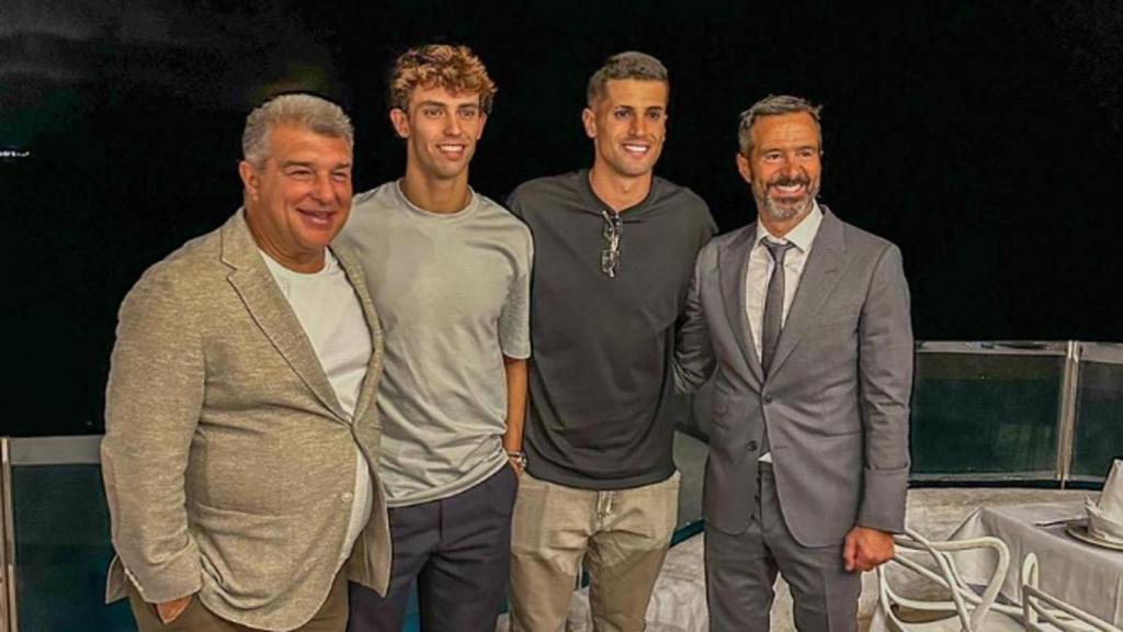 Joan Laporta, al costat dels Joaos i Jorge Mendes, després de tancar-se el fitxatge d’ambdós pel Barça