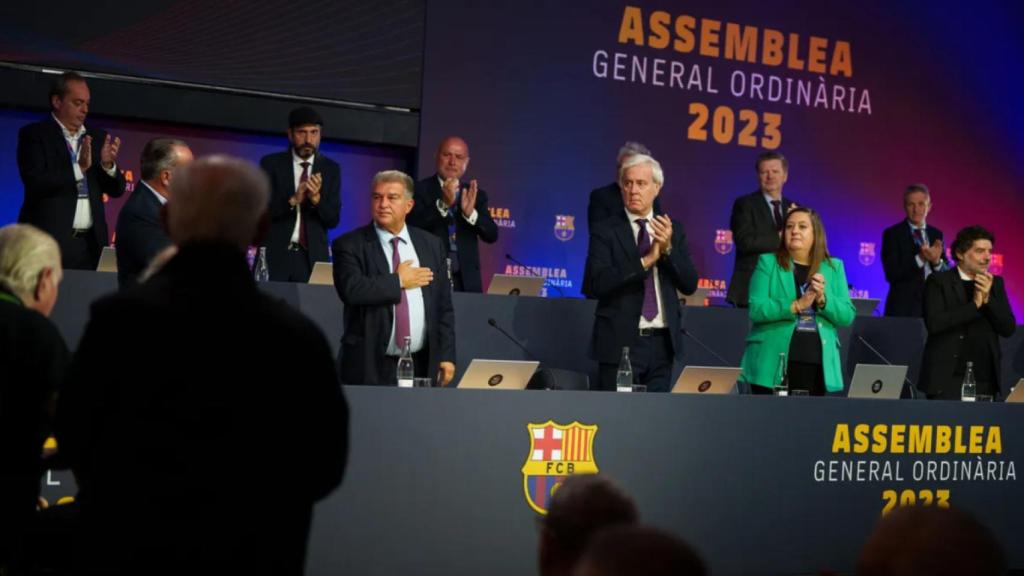 L'assemblea de compromissaris del Barça aplaudeix Joan Laporta després del seu discurs