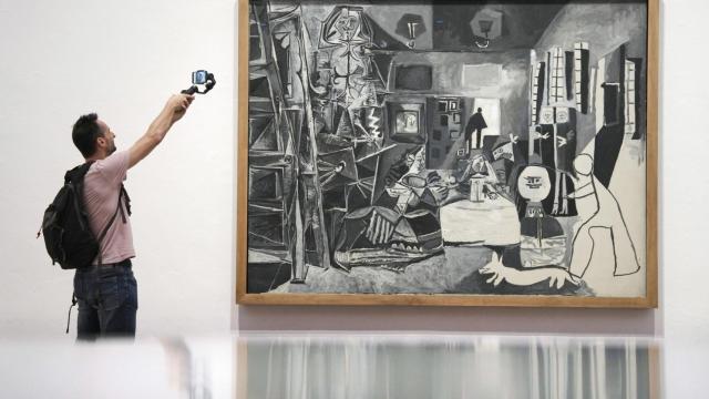 Un hombre fotografía 'Las Meninas', de Pablo Picasso, una de las 250 obras procedentes de las principales colecciones públicas y privadas de todo el mundo, que forman parte de la exposición 'Miró-Picasso'