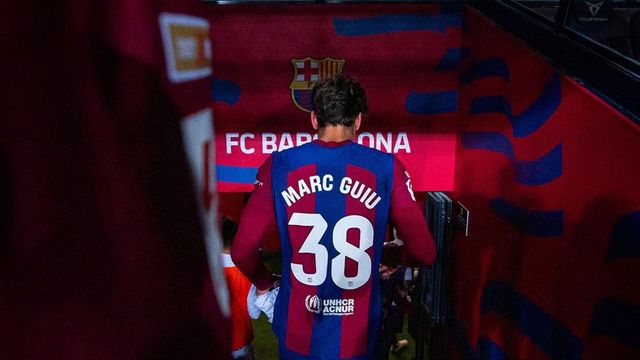 Marc Guiu, entrando en el vestuario del FC Barcelona
