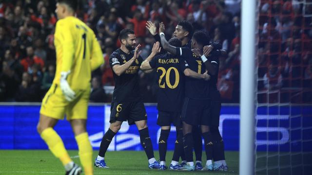 Los jugadores del Real Madrid felicitan a Bellingham por su gol contra el Braga