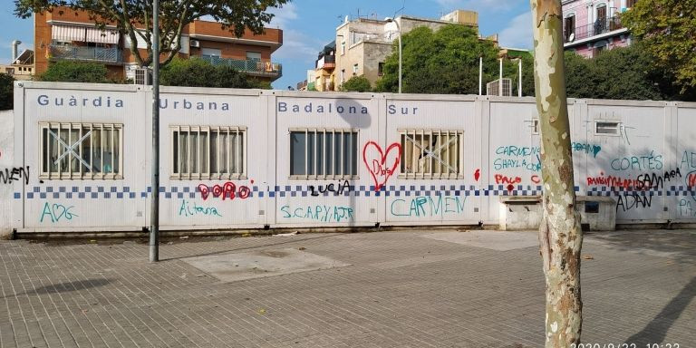 Pintadas y cristales rotos en el antiguo módulo policial de Sant Roc / SFP-FEPOL