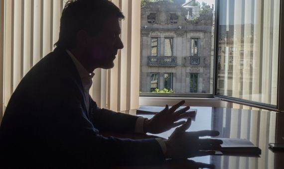 Manuel Valls habla con los periodistas de 'Metrópoli Abierta' / LENA PRIETO