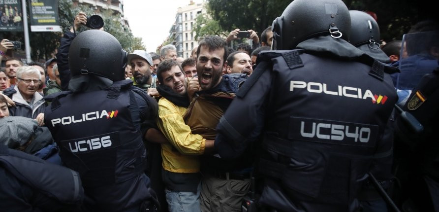 Agentes antidisturbios de la Policía Nacional forman un cordón de seguridad frente al colegio Ramón Llull/EFE/Alberto Estévez