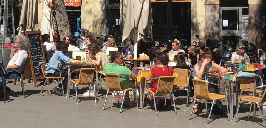 Las terrazas de Barcelona llevan dos años de litigio con el Ayuntamiento para cambiar la normativa / XFDC