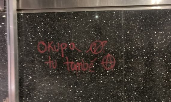 Pintada del colectivo okupa en una fachada del Ayuntamiento / TWITTER - Elena Burés