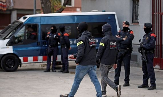 Agentes de diversas secciones de los Mossos d'Esquadra durante el macrooperativo / EFE