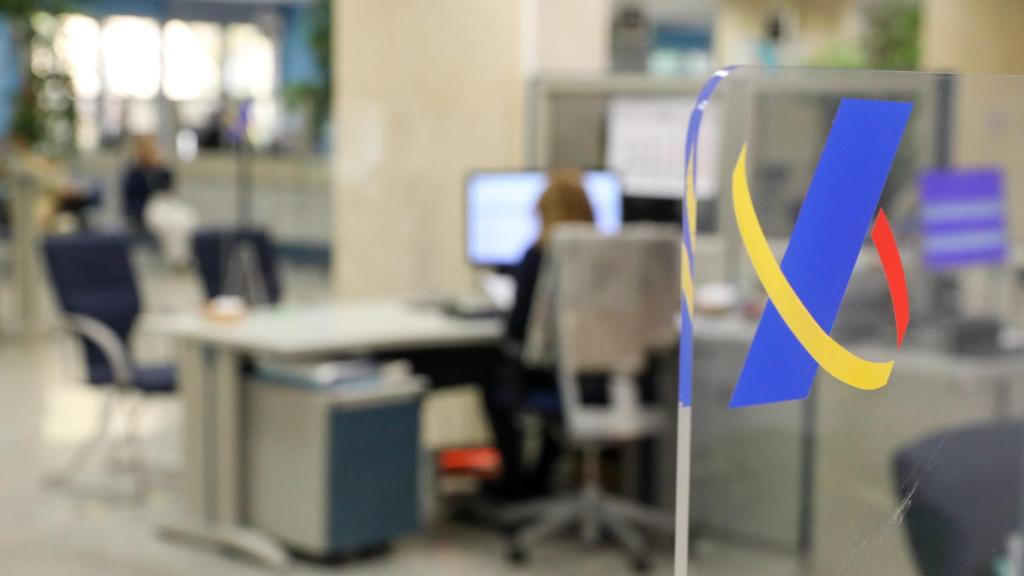 Varios empleados trabajan en una oficina de la Agencia Tributaria